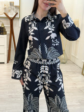 Cargar imagen en el visor de la galería, BLYTHE - Set blusa y pantalon negro estampado