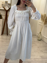 Cargar imagen en el visor de la galería, JANETH - Vestido midi blanco manga larga