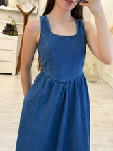 Cargar imagen en el visor de la galería, TOMOYO - Vestido midi azul sin mangas
