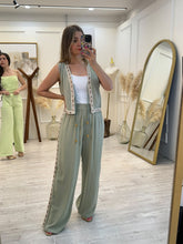 Cargar imagen en el visor de la galería, CARMELITA - Set blusa y pantalon olivo