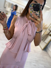 Cargar imagen en el visor de la galería, ANDRÓMEDA – Maxi vestido rosa palo de gasa con lazo