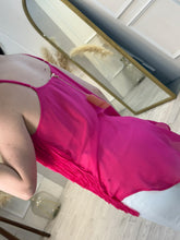 Cargar imagen en el visor de la galería, CANELA - Blusa fucsia tirantes con flecos