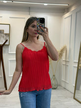 Cargar imagen en el visor de la galería, DOMITILA - Blusa roja tirantes