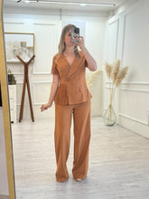 Cargar imagen en el visor de la galería, LAURA - Set pantalon y blusa camel