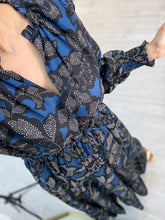 Cargar imagen en el visor de la galería, EIRENE – Maxi vestido azul marino estampado de manga larga