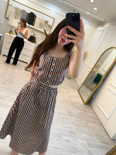 Cargar imagen en el visor de la galería, BRISEIDA - Set blusa y falda café rayas