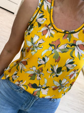 Cargar imagen en el visor de la galería, LUPITA – Blusa mostaza floral sin mangas