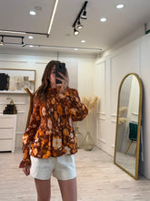 Cargar imagen en el visor de la galería, ANAHI - Blusa café floral