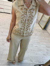 Cargar imagen en el visor de la galería, BLAKE - Set pantalon y blusa beige con café