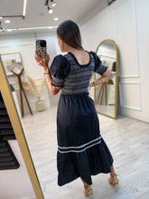 Cargar imagen en el visor de la galería, ATENEA – Maxi vestido negro con smock blanco
