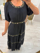 Cargar imagen en el visor de la galería, AFRICA - Maxi vestido negro bordado flores