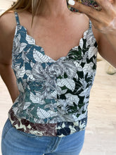 Cargar imagen en el visor de la galería, SELENA – Blusa de tirantes con hojas tropicales
