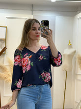 Cargar imagen en el visor de la galería, FLOR – Blusa azul marino con flores rosas