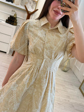 Cargar imagen en el visor de la galería, INGRID - Vestido café claro estampado