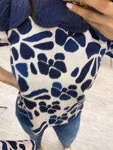 Cargar imagen en el visor de la galería, ROSALINE - Blusa azul estampado