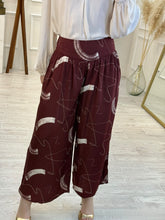 Cargar imagen en el visor de la galería, SHEILA - Pantalon granate estampado