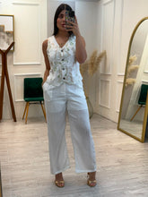 Cargar imagen en el visor de la galería, LUZ - Set chaleco y pantalon blanco con flores verdes
