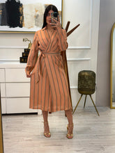Cargar imagen en el visor de la galería, JAQUELINE - Maxi vestido salmón rayas