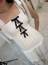 Cargar imagen en el visor de la galería, MNEMÓSINE – Maxi vestido blanco con moños negros