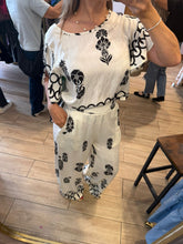 Cargar imagen en el visor de la galería, ISIDORA - Set blusa y pantalón blanco con negro