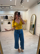 Cargar imagen en el visor de la galería, KELLY - Blusa dorada