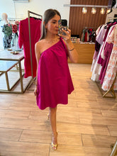 Cargar imagen en el visor de la galería, KIRAN - Vestido corto magenta