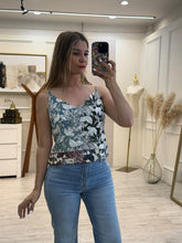 Cargar imagen en el visor de la galería, SELENA – Blusa de tirantes con hojas tropicales