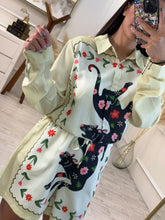 Cargar imagen en el visor de la galería, FAETUSA – Set camisa y short crema con pantera y flores