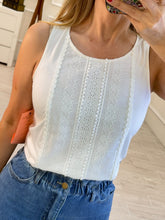 Cargar imagen en el visor de la galería, LISETTE - Blusa blanca sin mangas