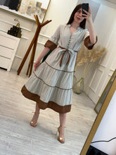 Cargar imagen en el visor de la galería, BEXLEY - Vestido midi khaki rayas
