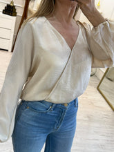 Cargar imagen en el visor de la galería, SUSANA – Blusa arena cruzada de manga larga
