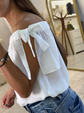 Cargar imagen en el visor de la galería, PANDIA – Blusa blanca de hombros descubiertos con moño