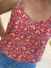 Cargar imagen en el visor de la galería, ADRIANA – Blusa de tirantes roja floral