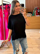 Cargar imagen en el visor de la galería, PRIMROSE - Blusa negra manga corta