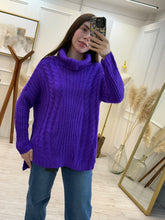 Cargar imagen en el visor de la galería, CRISANTA - Suéter morado