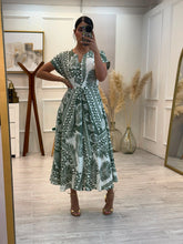 Cargar imagen en el visor de la galería, CLOVER - Maxi vestido estampado verde con blanco