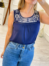 Cargar imagen en el visor de la galería, VIOLET - Blusa azul marino sin mangas