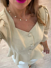 Cargar imagen en el visor de la galería, LEIGHTON - Blusa beige