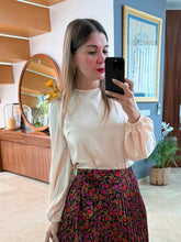 Cargar imagen en el visor de la galería, GRACIELA - Blusa nude satinada manga larga
