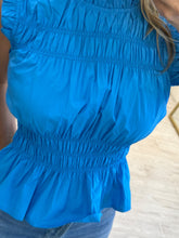 Cargar imagen en el visor de la galería, TRIXIE – Blusa azul turquesa fruncida con olanes