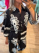 Cargar imagen en el visor de la galería, MELANIE - Set blusa y pantalon negro estampado