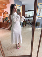 Cargar imagen en el visor de la galería, KILLIAN - Vestido midi blanco asimétrico