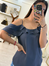 Cargar imagen en el visor de la galería, CARMELA - Blusa gris con volantes