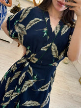 Cargar imagen en el visor de la galería, HALLIE - Maxi vestido azul marino estampado