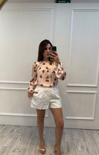 Cargar imagen en el visor de la galería, NICOLE - Blusa durazno estampada