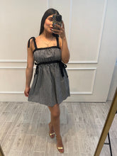Cargar imagen en el visor de la galería, CRESSIDA - Vestido corto negro cuadros