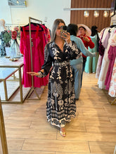 Cargar imagen en el visor de la galería, AIDA - Maxi vestido negro estampado