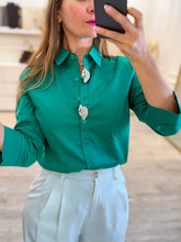 Cargar imagen en el visor de la galería, ASHLYN - Camisa verde caracolas