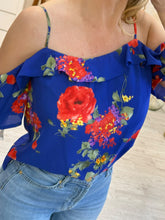 Cargar imagen en el visor de la galería, CAROLINA – Blusa de tirantes azul rey con flores rojas