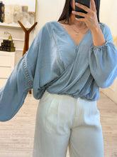 Cargar imagen en el visor de la galería, BELLAMY - Blusa azul manga larga